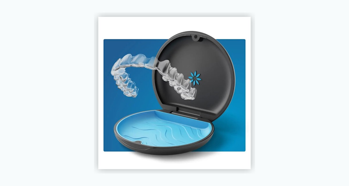 Invisalign aligners with a dark case